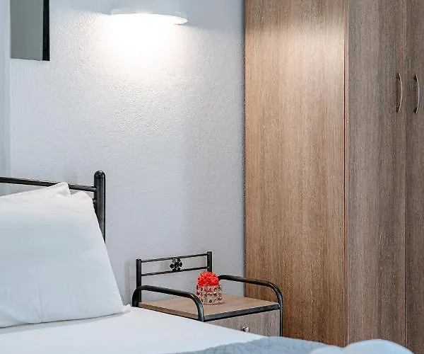 Marousi Apartahotel Perissa (Santorini)